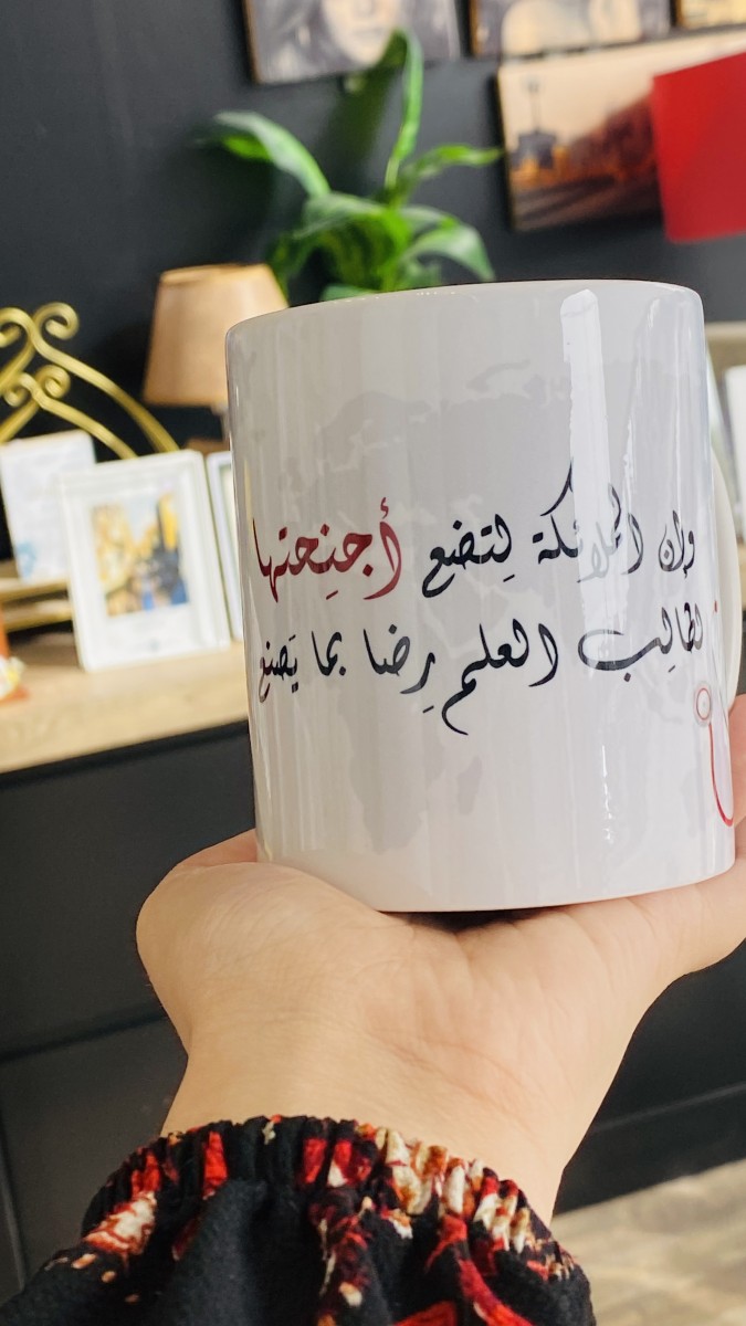 كاسات بيضاء مطبوعة بالكميات