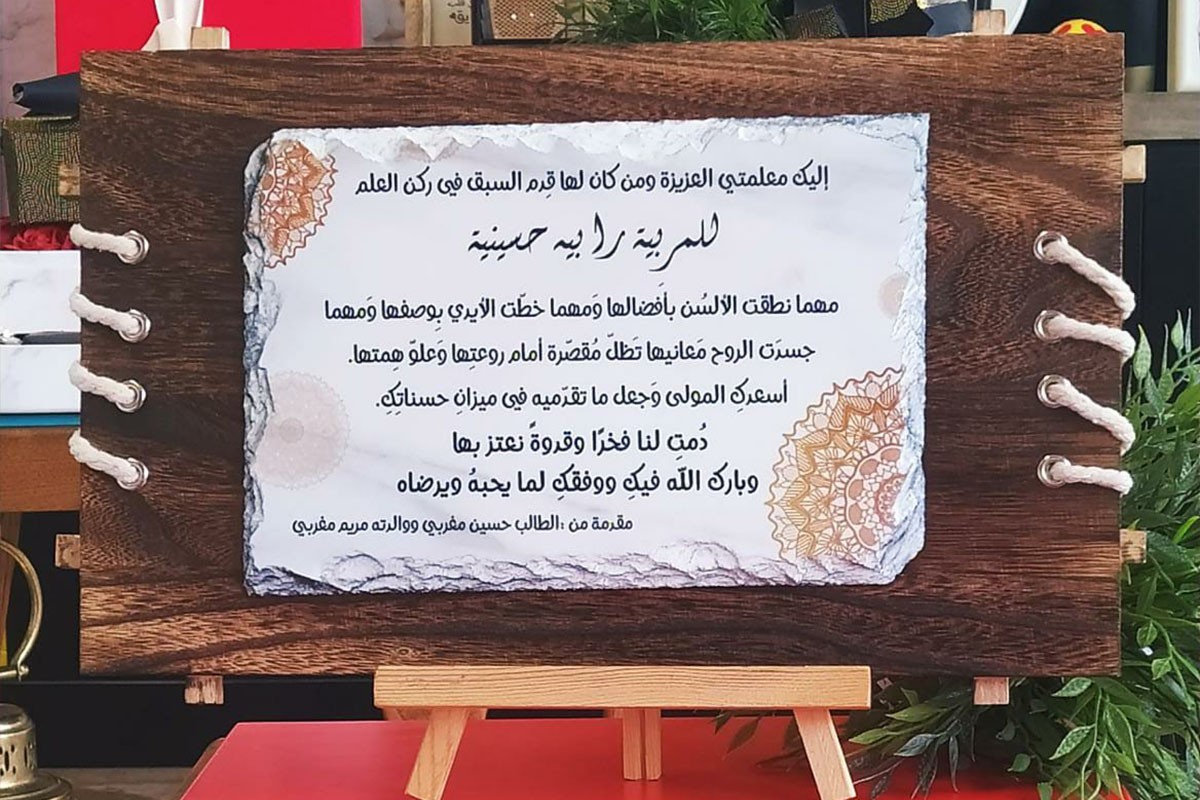 حجر بازلت مع خلفية خشب 