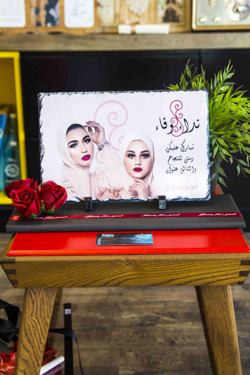 تهنئة للمحلات بمناسبة الافتتاح بتصاميم رائعة على الحجر