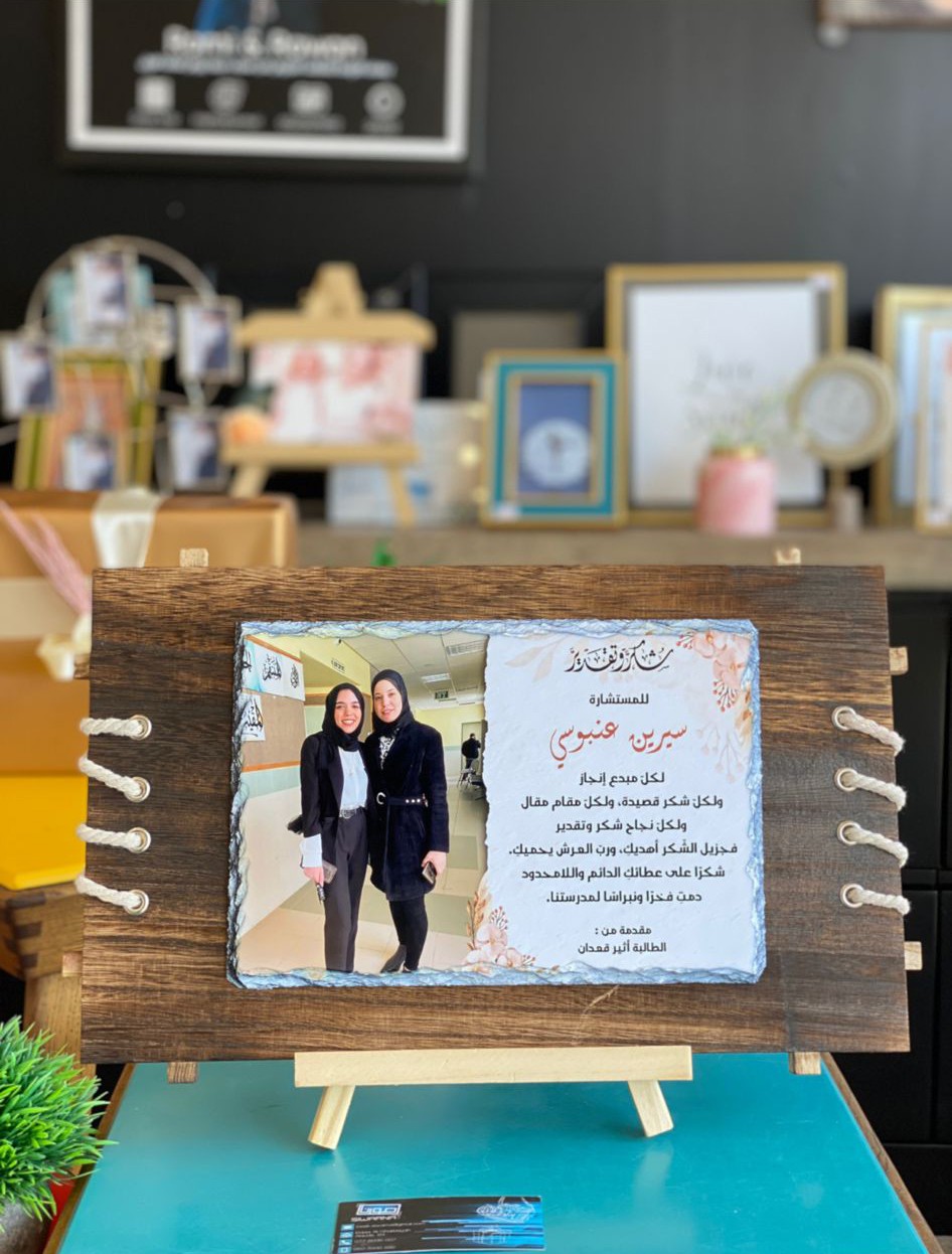 حجر بازلت مع خلفية خشب 