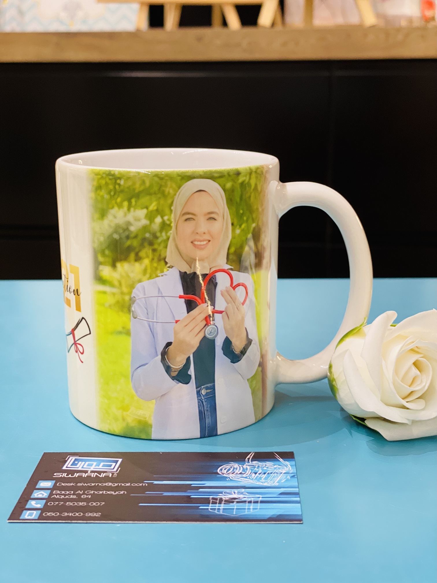 كاسات بيضاء مطبوعة بالكميات