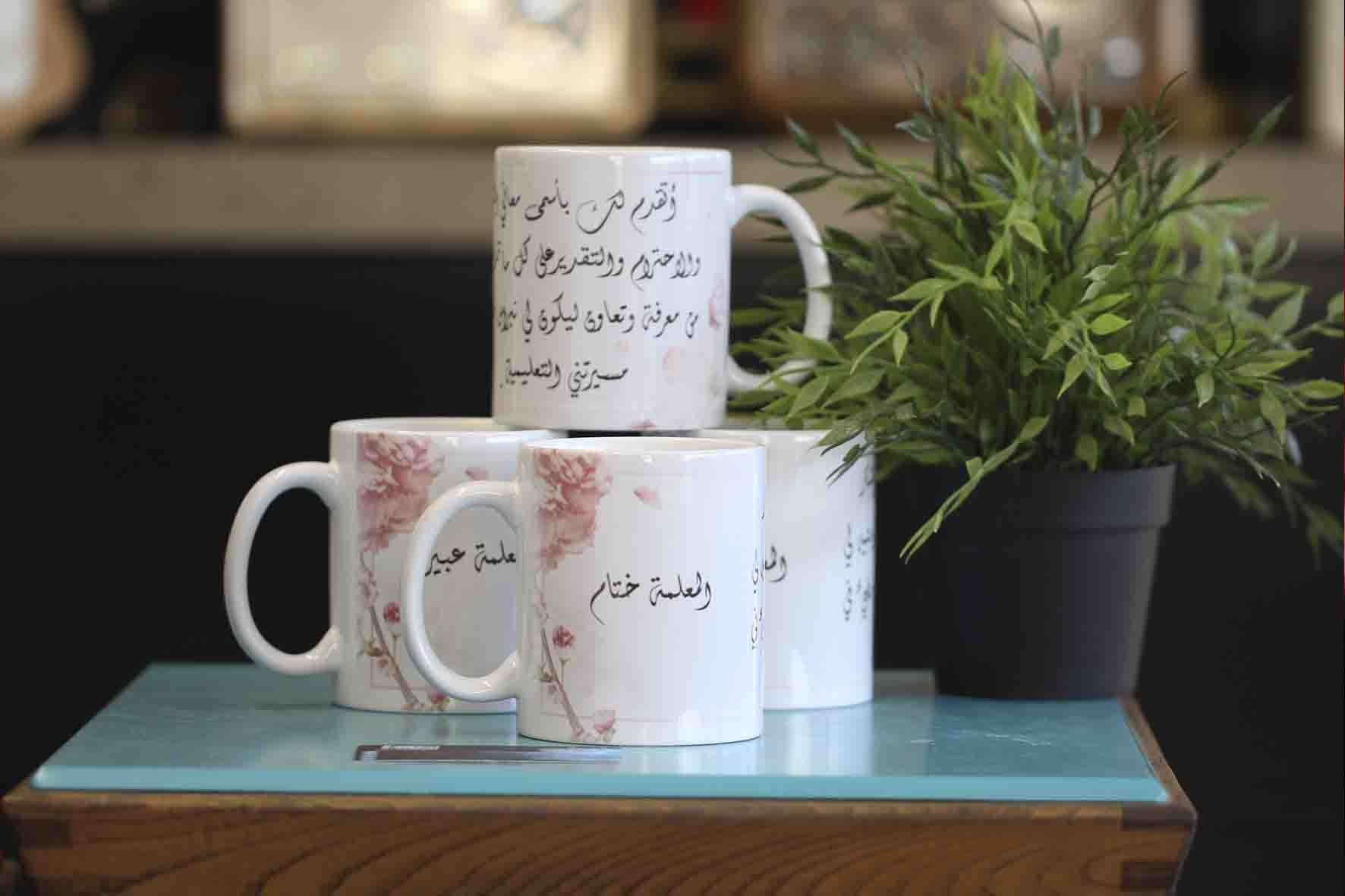 كاسات بيضاء مطبوعة بالكميات