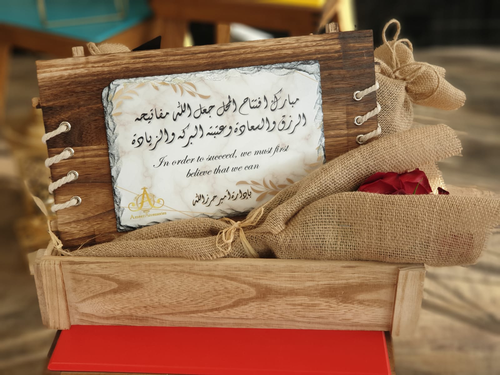 حجر بازلت مع خلفية خشب 