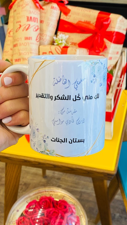 كاسات بيضاء مطبوعة بالكميات