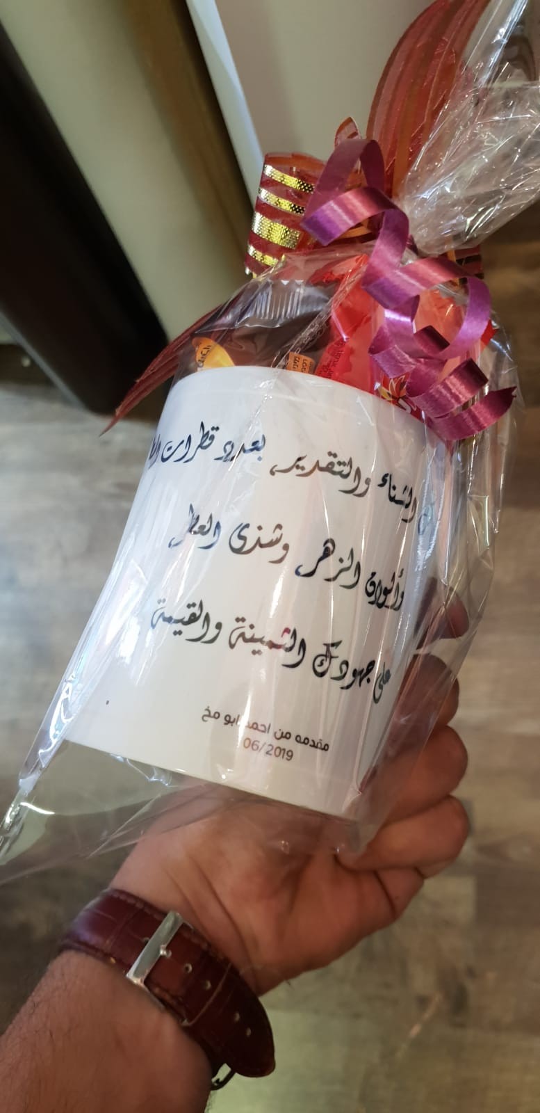 كاسات بيضاء مطبوعة بالكميات