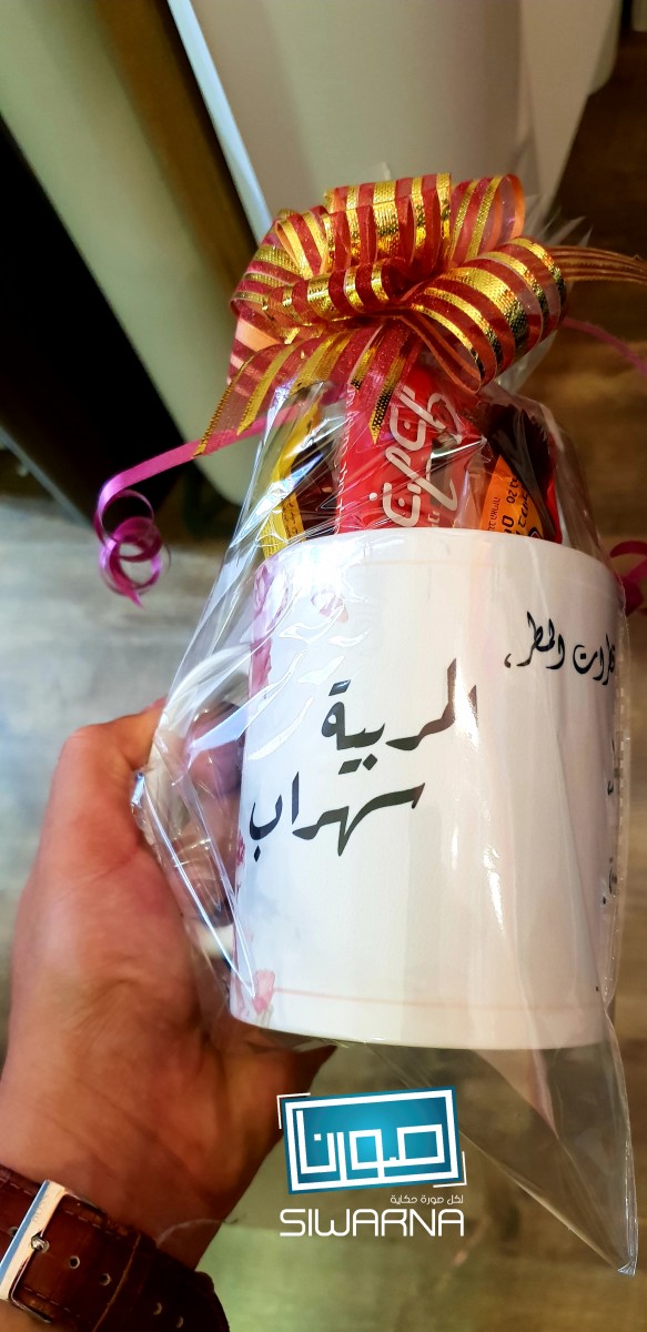 كاسات بيضاء مطبوعة بالكميات