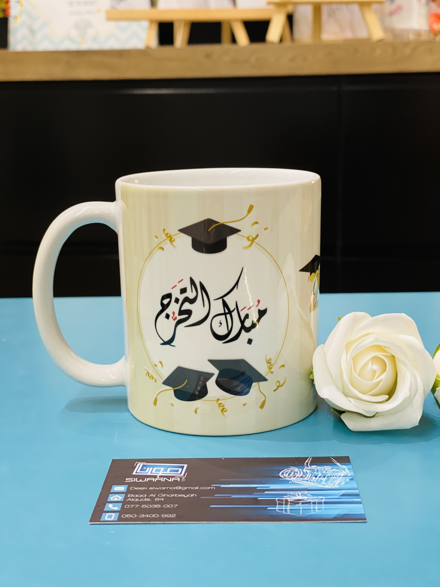 كاسات بيضاء مطبوعة بالكميات